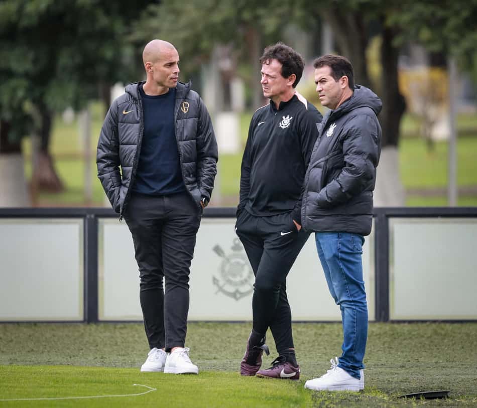 Diretoria e comissão técnica olham para frente em treino