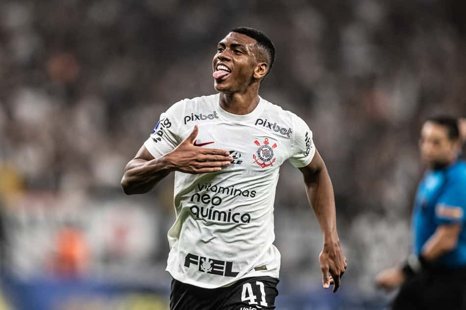 Felipe Augusto comemora gol com a camisa do Corinthians
