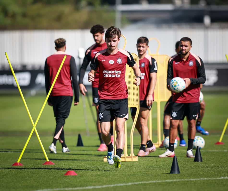 Breno Bidon caminhando no campo durante treino do Corinthians