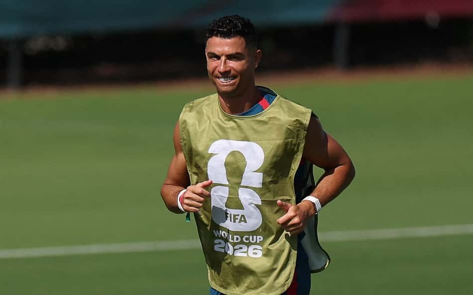 Cristiano Ronaldo corre em treino da seleção portuguesa