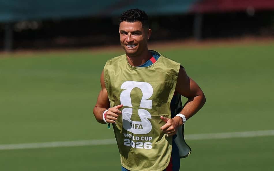 Cristiano Ronaldo corre em treino da seleção portuguesa