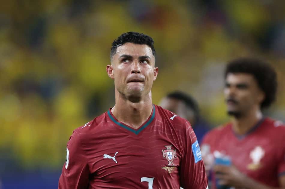 Cristiano Ronaldo, com a camisa vermelha de Portugal, reage na parada para hidratação no jogo contra a Colômbia