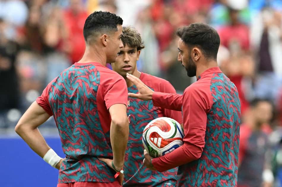 Cristiano Ronaldo conversa com Bruno Fernandes e João Félix