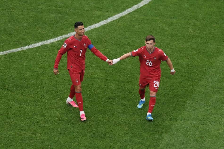 Cristiano Ronaldo e Francisco Conceição se cumprimentam durante jogo da seleção de Portugal