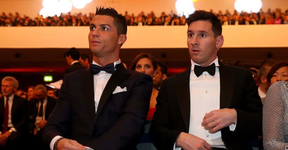 Cristiano Ronaldo ao lado de Messi em cerimônia da Fifa