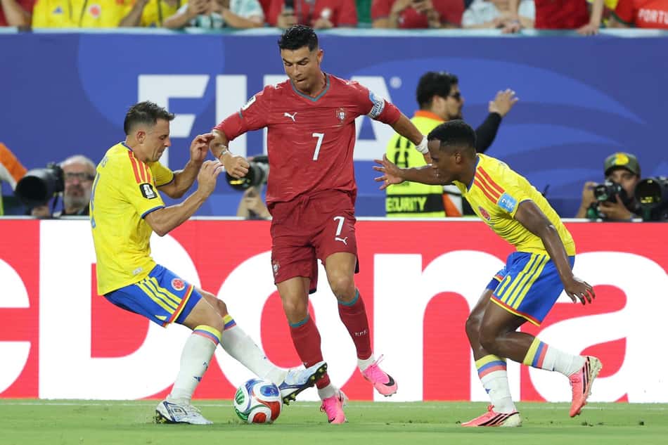 Cristiano Ronaldo sendo marcado contra a Colômbia