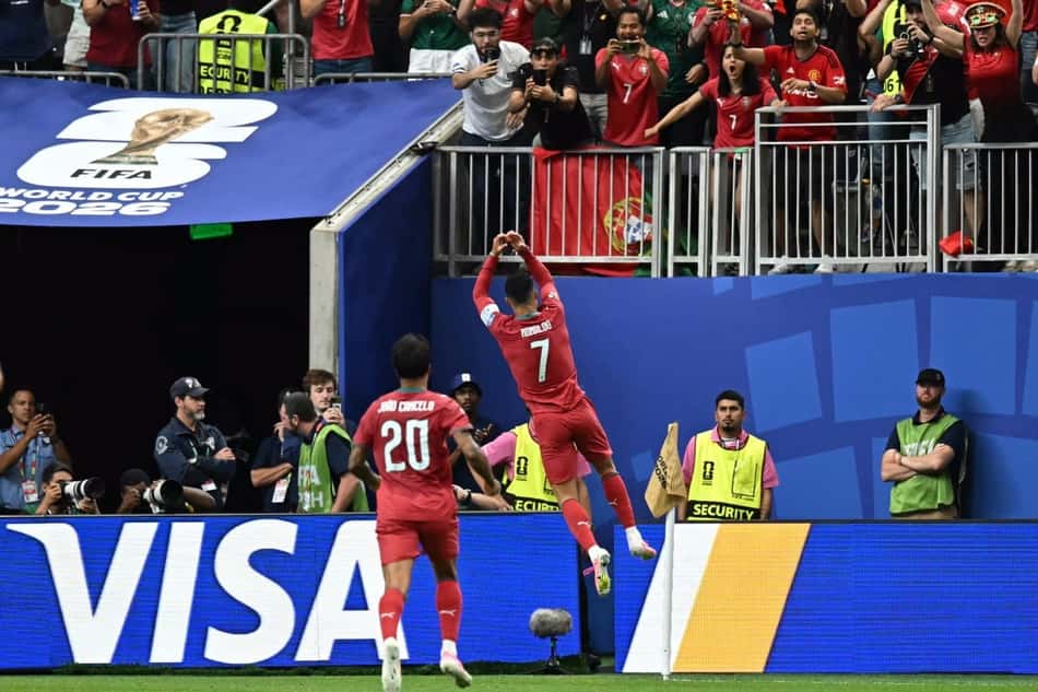 Cristiano Ronaldo faz tradicional comemoração em frente à torcida portuguesa