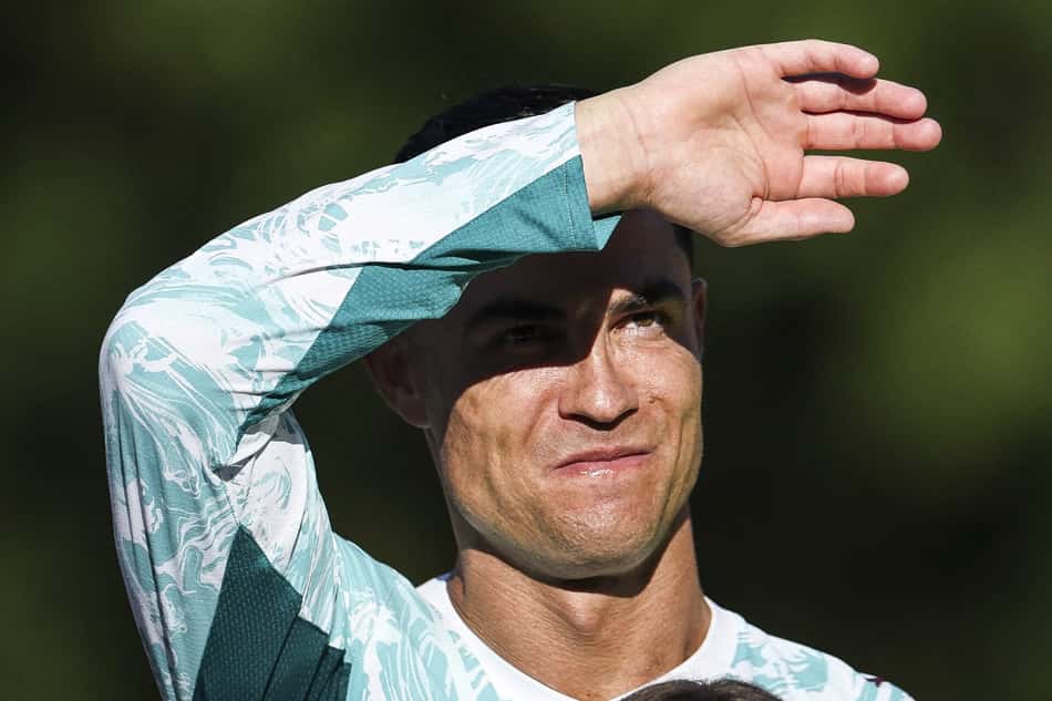 Cristiano Ronaldo protege olhos do sol em treino da seleção portuguesa