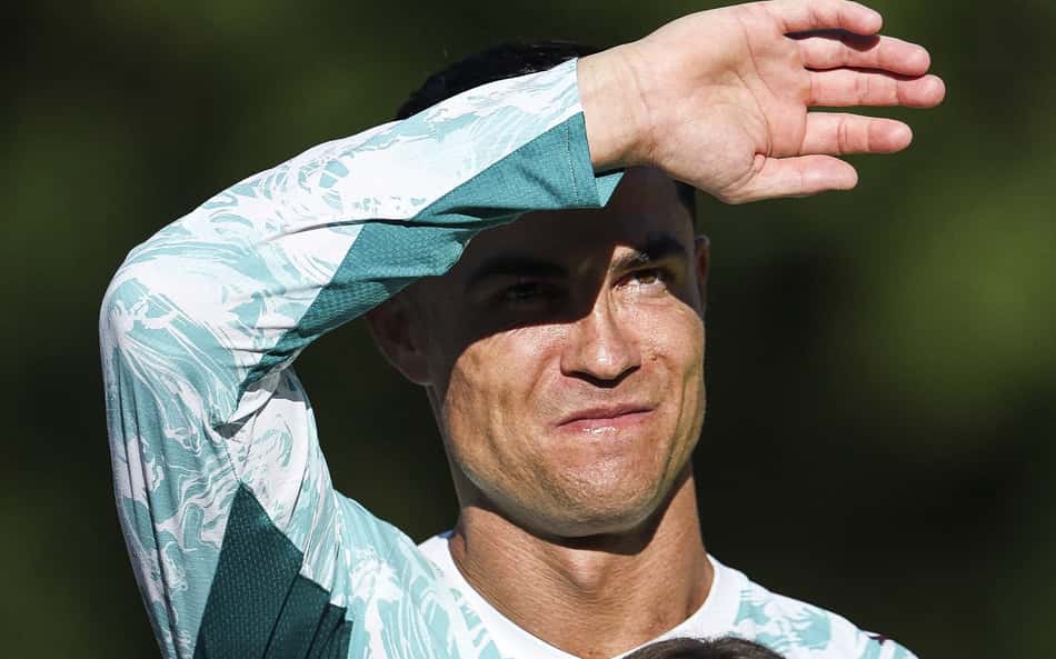 Cristiano Ronaldo protege olhos do sol em treino da seleção portuguesa