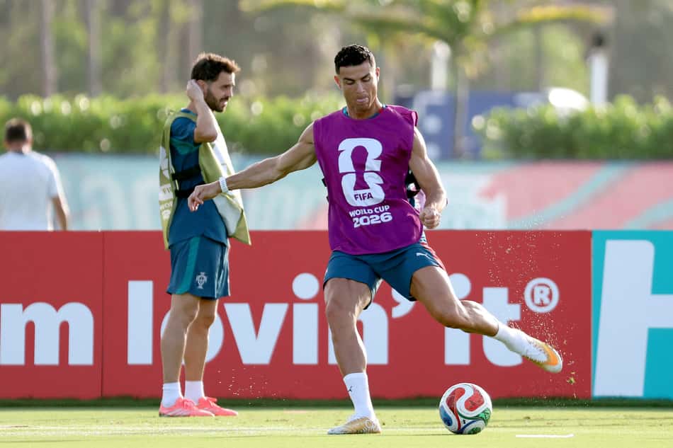 Cristiano Ronaldo prepara o chute em treino da seleção de Portugal em Palm Beach, na Flórida, antes da partida contra a Colômbia