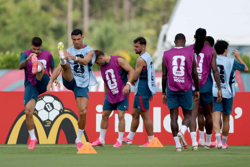 Cristiano Ronaldo treina com a seleção de Portugal