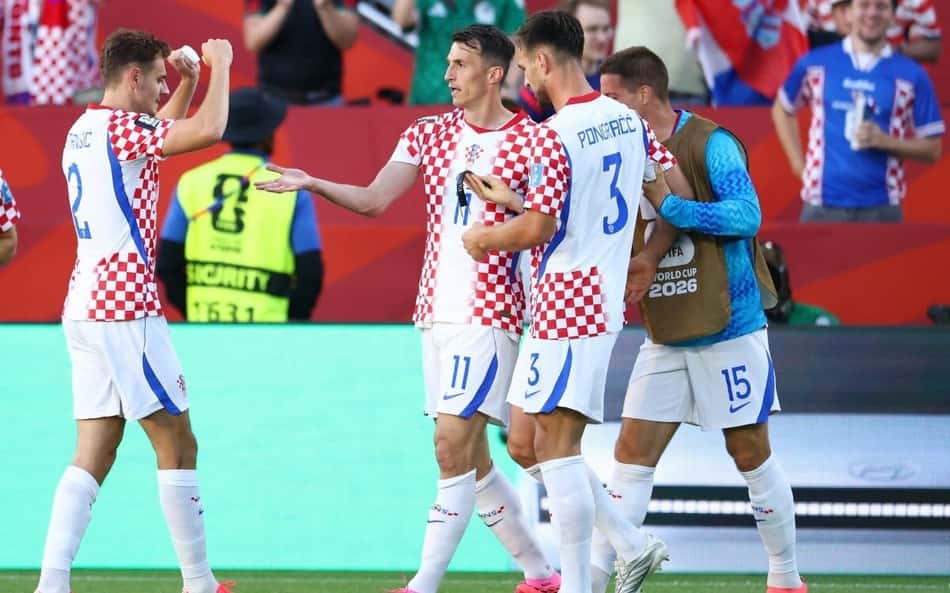 Ante Budimir é celebrado pelos companheiros ao abrir o placar para a Croácia contra o Panamá