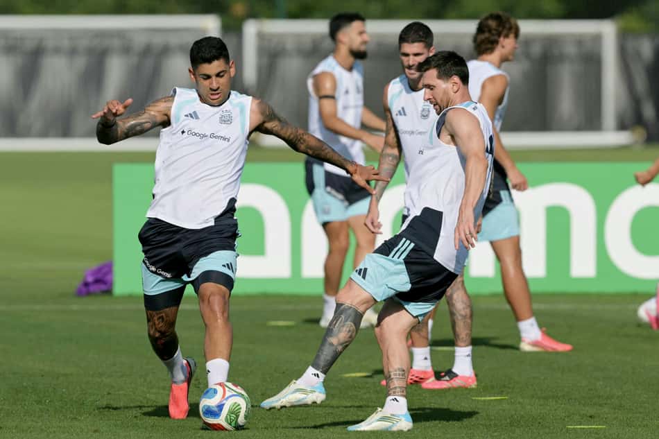 Cuti Romero disputa bola com Messi em treino da Argentina na Copa do Mundo