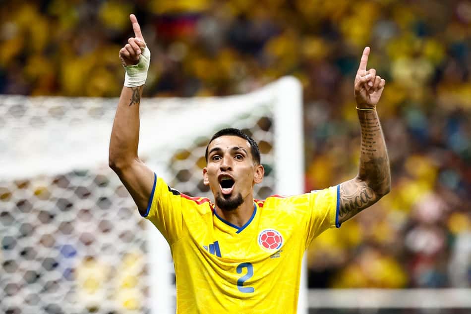 Daniel Muñoz aponta ao céu para comemorar gol da Colômbia na Copa do Mundo