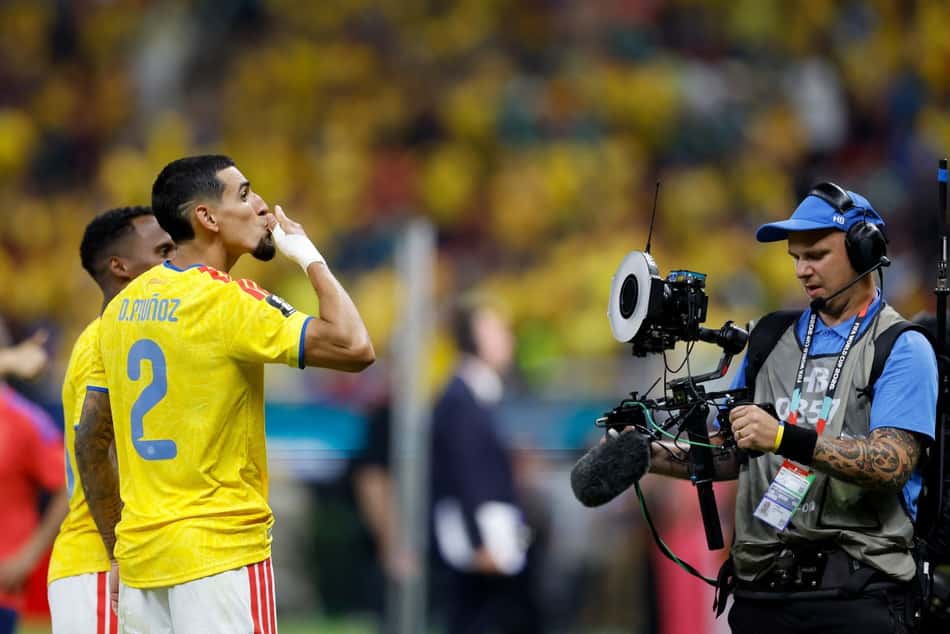 Daniel Munoz comemora o gol da classificação da Colômbia 