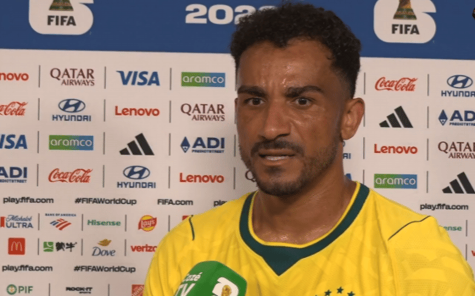 Danilo durante entrevista após jogo da Seleção Brasileira