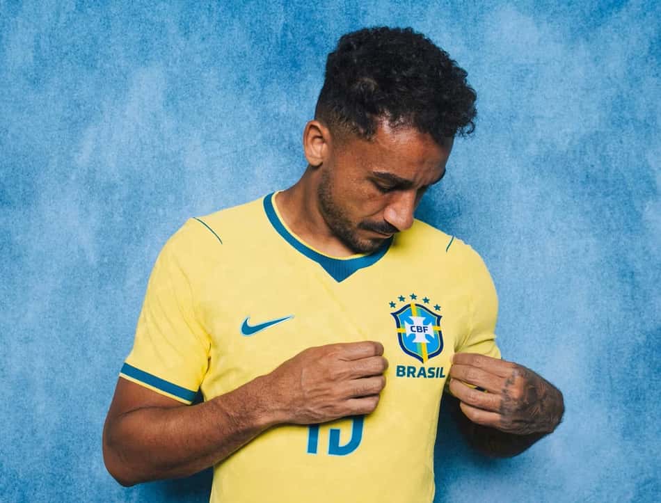Danilo apontando para o escudo da CBF na camisa da Seleção Brasileira