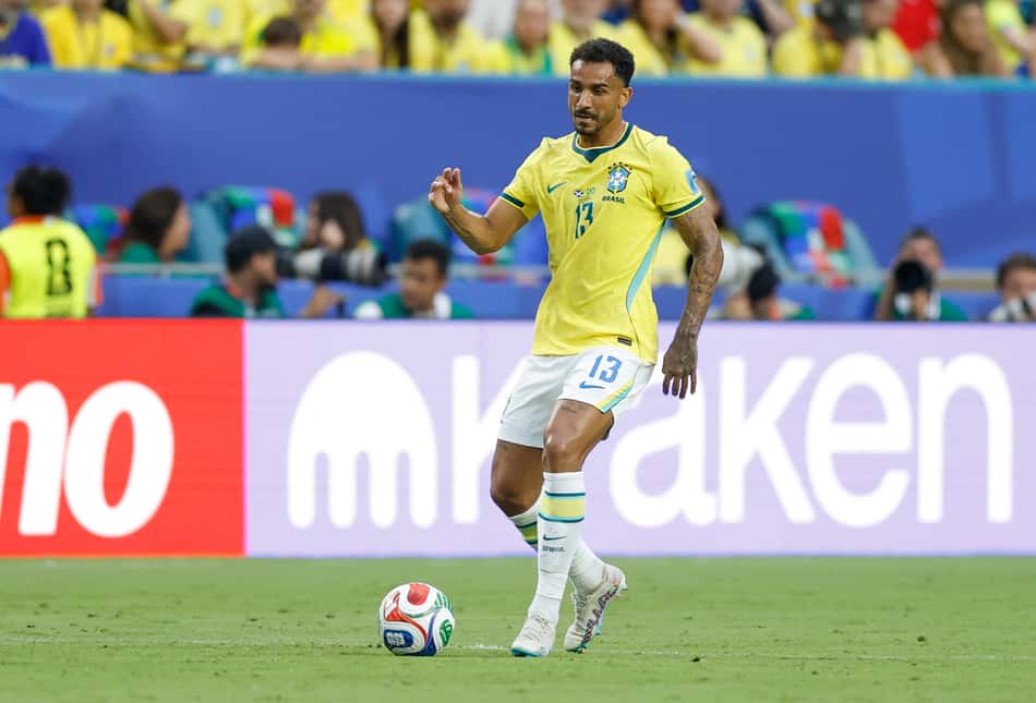 Danilo dá passe na partida entre Brasil e Escócia