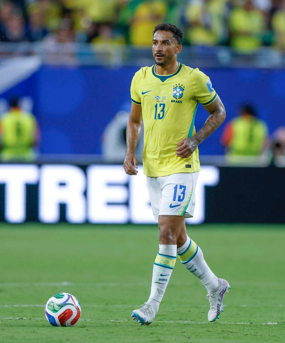 Danilo conduz a bola na partida entre Brasil e Escócia