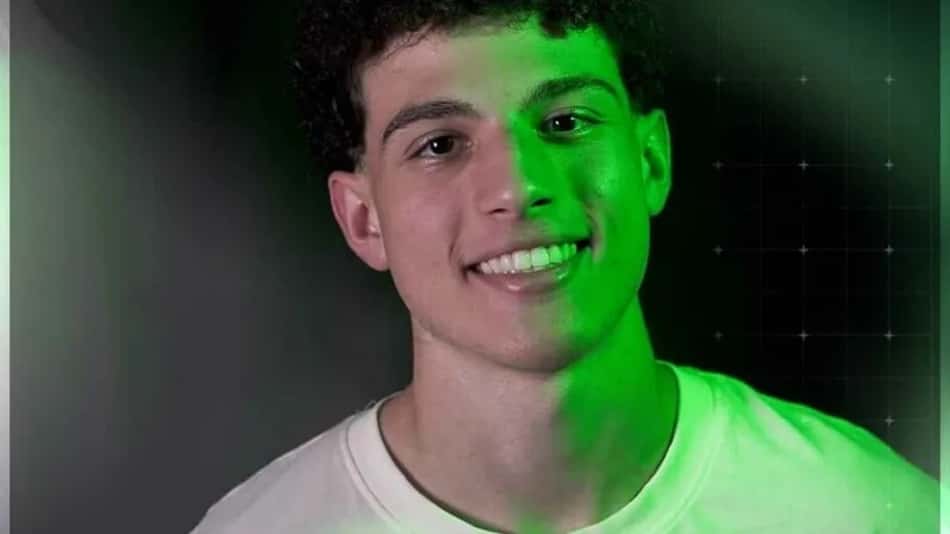 Dante sorrindo com a camisa do Moreirense