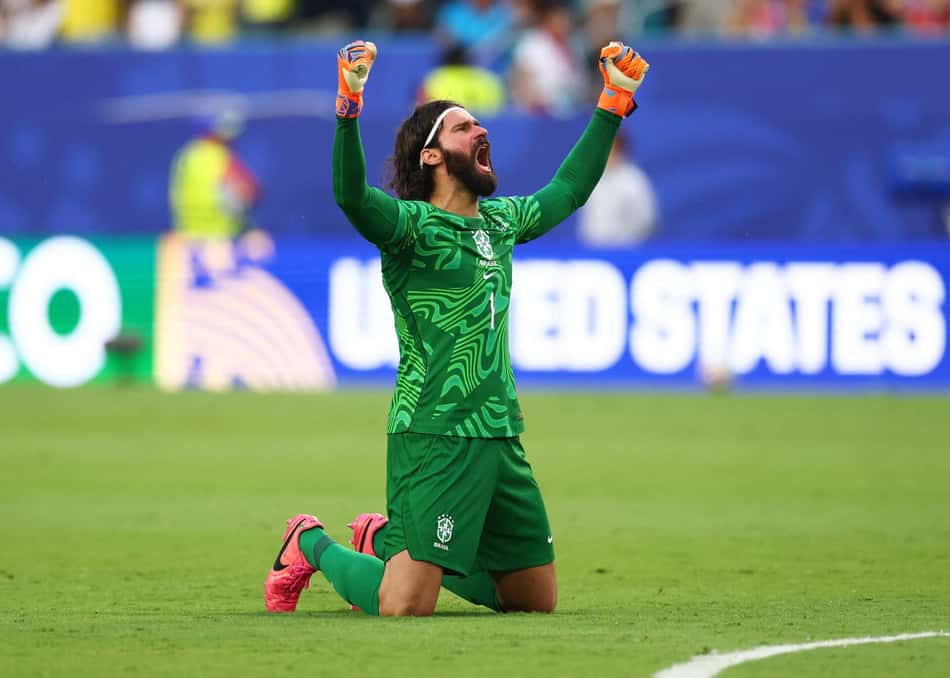De joelhos, Alisson comemora gol do Brasil contra a Escócia na Copa do Mundo