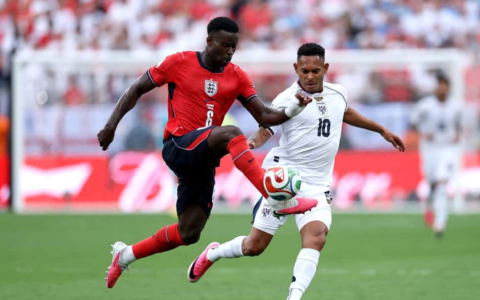 De unifomre vermelho, Marc Guéhi conduz bola em jogo da Inglaterra na Copa do Mundo 2026