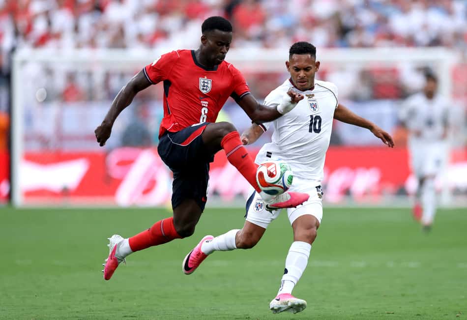 De unifomre vermelho, Marc Guéhi conduz bola em jogo da Inglaterra na Copa do Mundo 2026