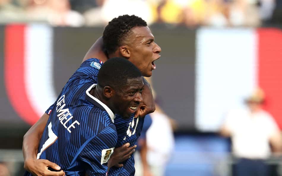 Dembélé abraça Mbappé após gol da França na Copa do Mundo