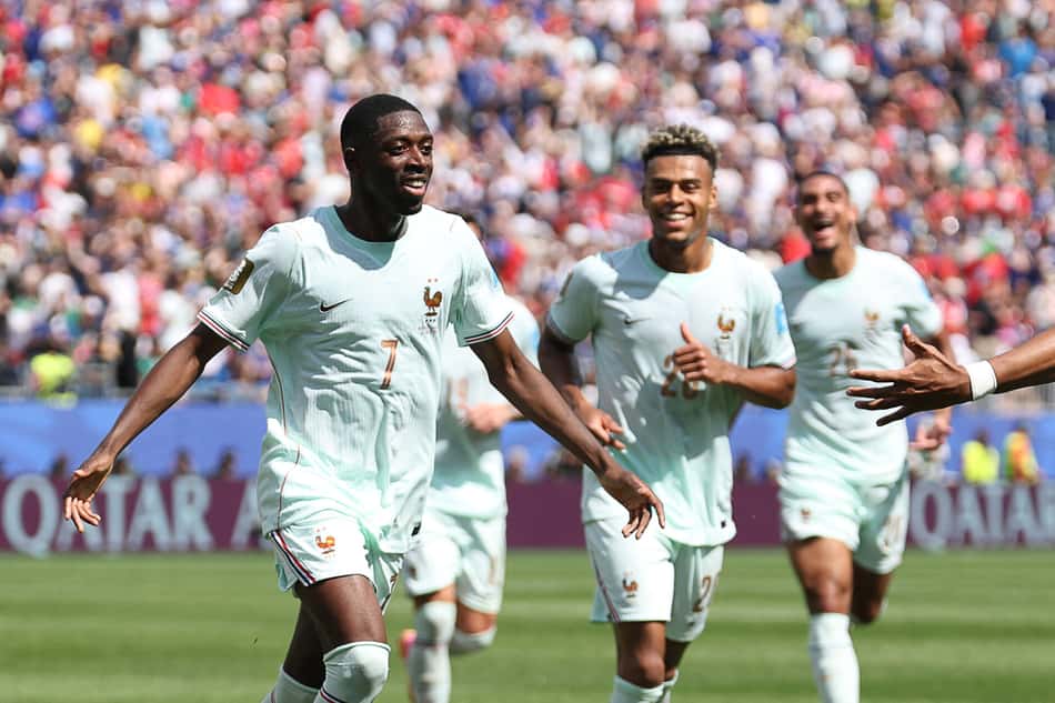 O atacante da França, Ousmane Dembélé (nº 07), comemora após marcar o terceiro gol de sua equipe com o atacante Désiré Doué (nº 20) durante a partida de futebol contra a Noruega pelo Grupo I da Copa do Mundo de 2026, no Boston Stadium, em Foxborough