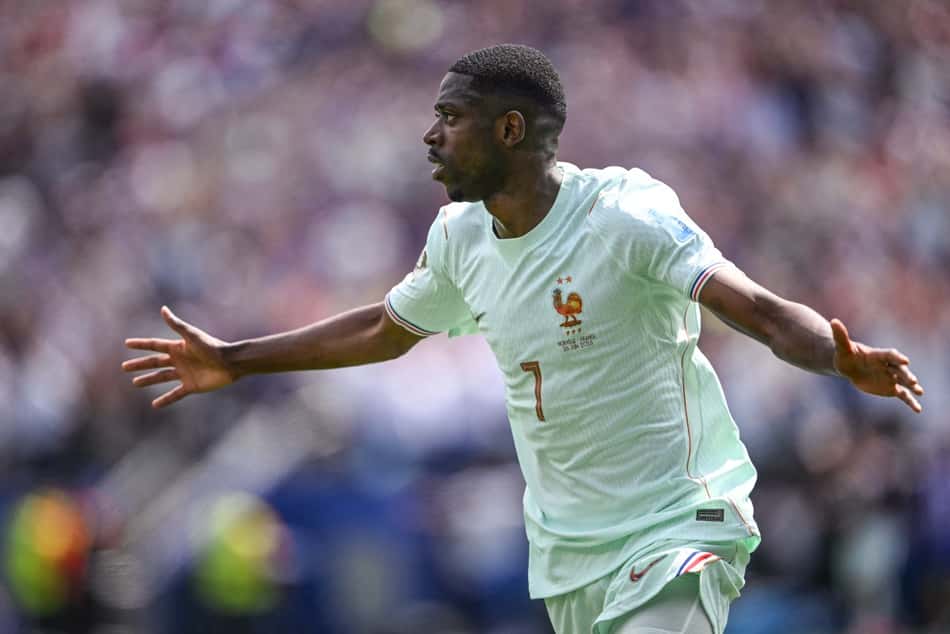 Dembelé corre de braços abertos em comemoração de gol da França
