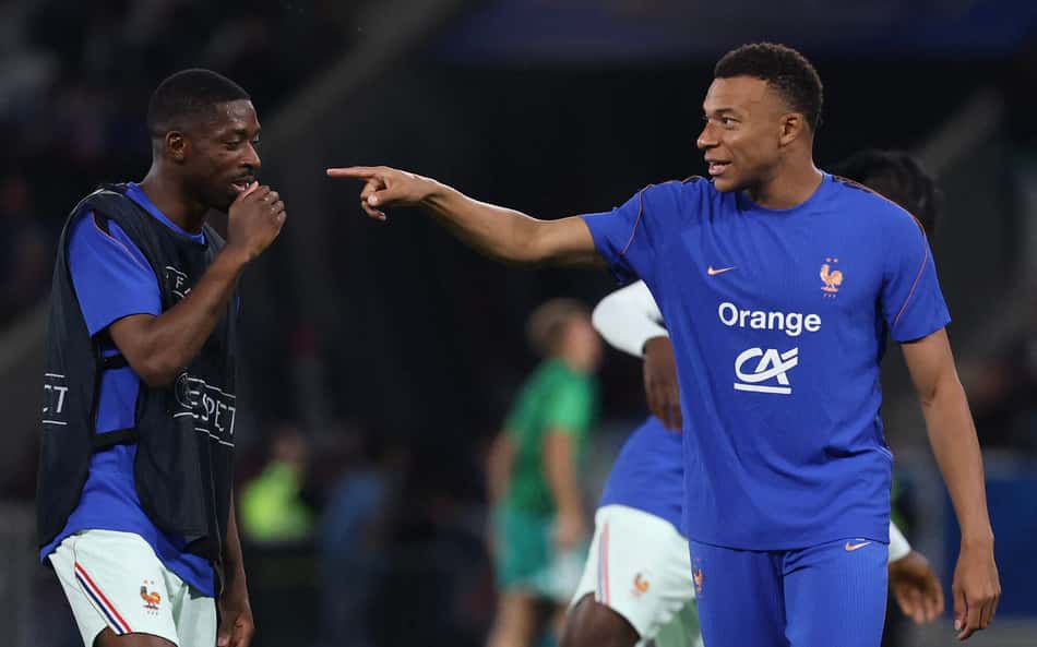 Dembélé e Mbappé em aquecimento antes de jogo pela seleção francesa (Foto: FRANCK FIFE / AFP)
