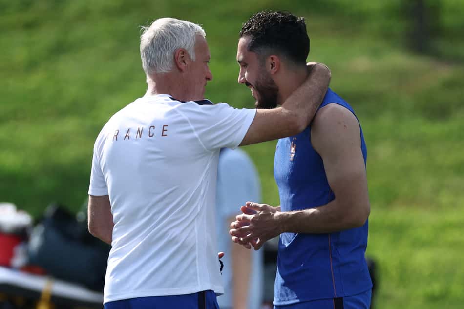 Deschamps fala com Cherki no treino da seleção da França