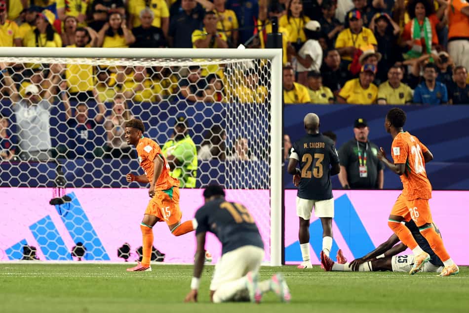 Diallo celebra gol da Costa do Marfim, enquanto jogadores do Equador lamentam derrota na Copa do Mundo