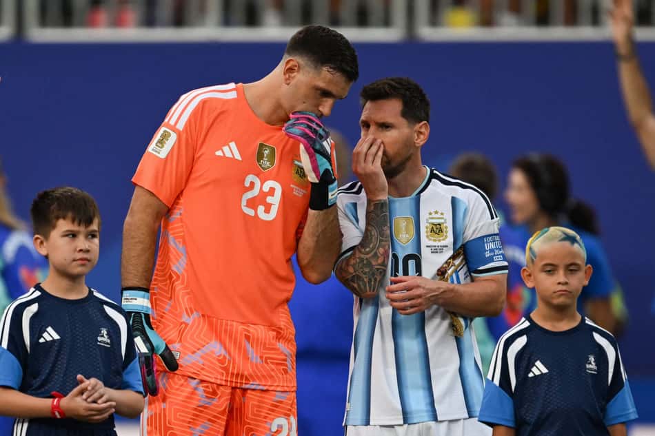 Dibu Martínez conversa com Messi na estreia da Argentina na Copa do Mundo contra a Argélia