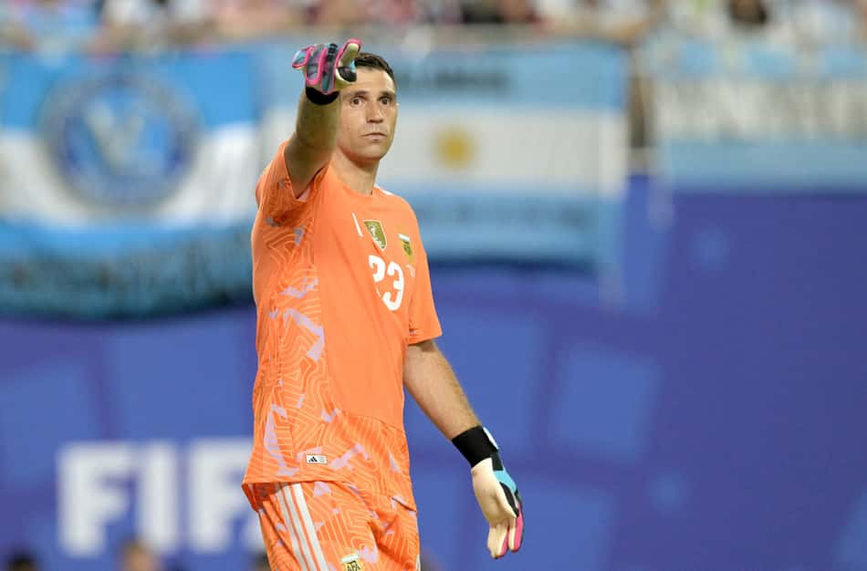 Dibu Martínez orienta equipe da Argentina durante estreia da Copa do Mundo contra a Argélia