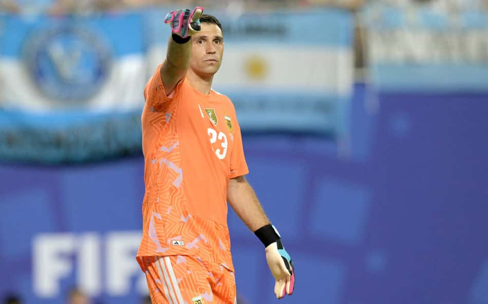 Dibu Martínez se aproxima de recorde com a Argentina na Copa do Mundo
