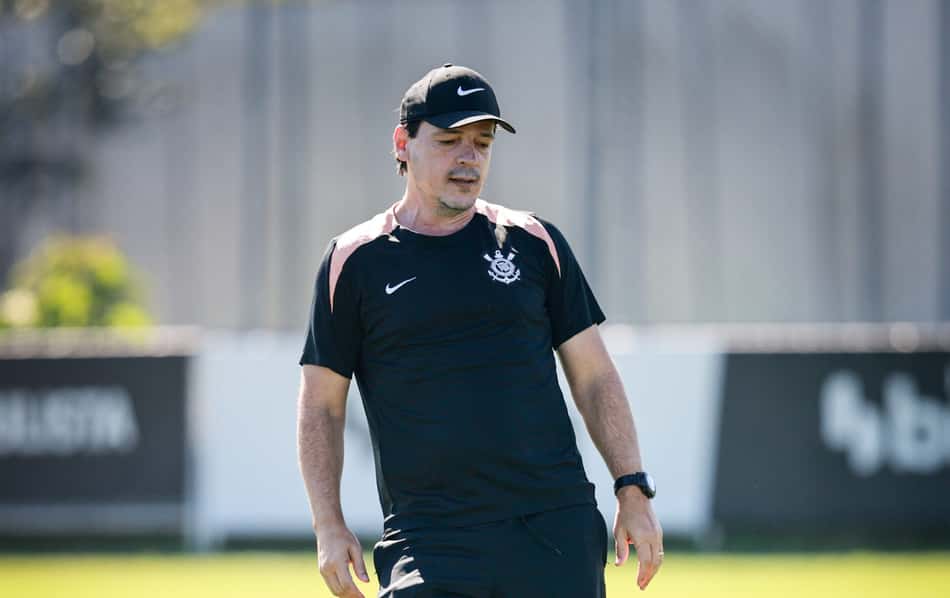 Fernando Diniz olhando para a bola durante treino no Corinthians