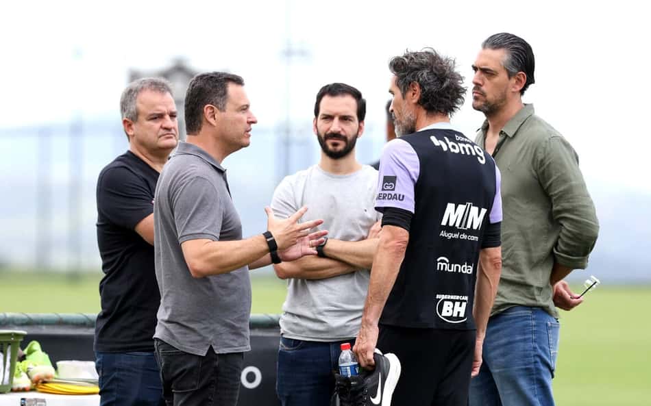 Diretoria do Atlético com Eduardo Domínguez (Foto: Pedro Souza / Atlético)