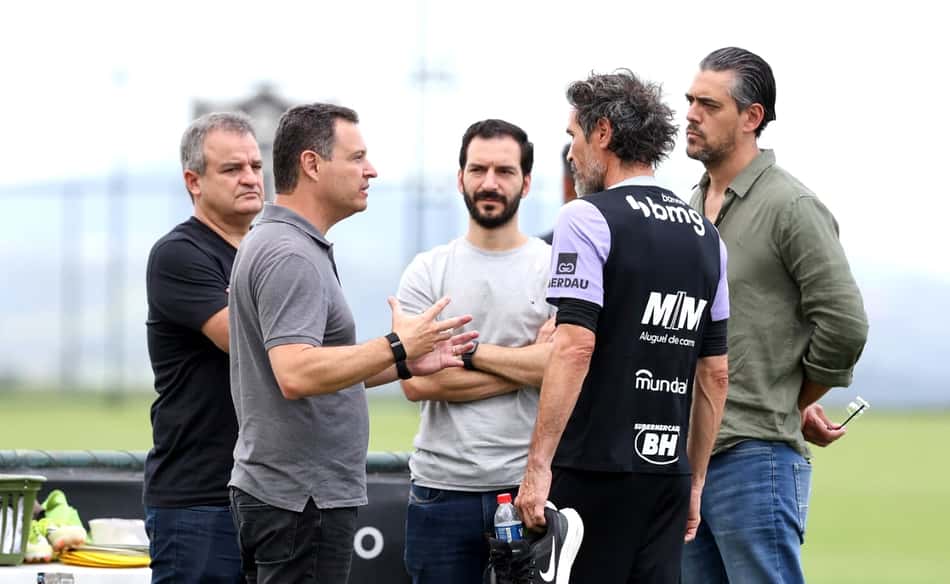 Diretoria do Atlético com Eduardo Domínguez (Foto: Pedro Souza / Atlético)