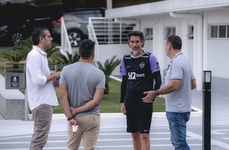 Diretoria e comissão técnica do Atlético (Foto: Pedro Souza / Atlético)