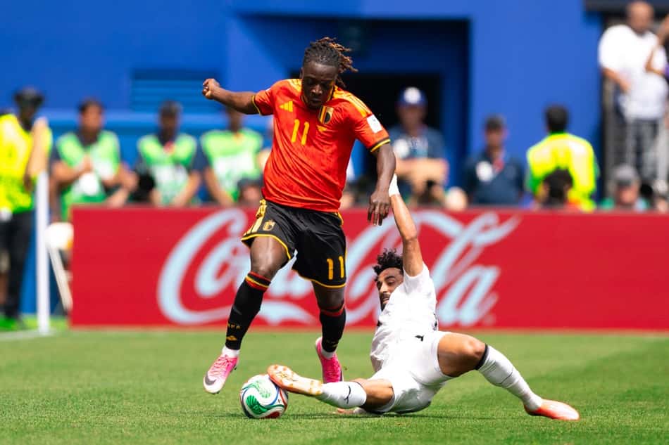 Destaque da seleção da Bélgica, Doku driblar o marcador do Irã no jogo válido pela segunda rodada da Copa do Mundo
