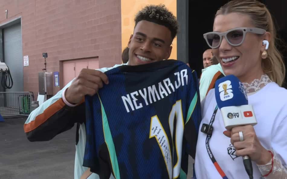 Doué exibe a camisa azul da Seleção Brasileira autografada por Neymar