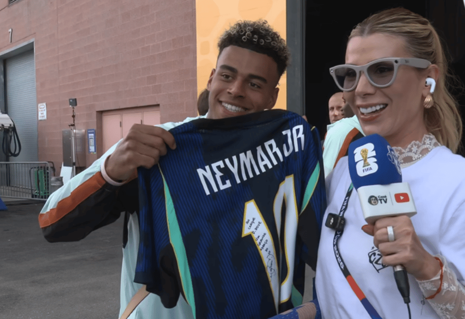 Doué com a camisa da Seleção Brasileira autografada por Neymar