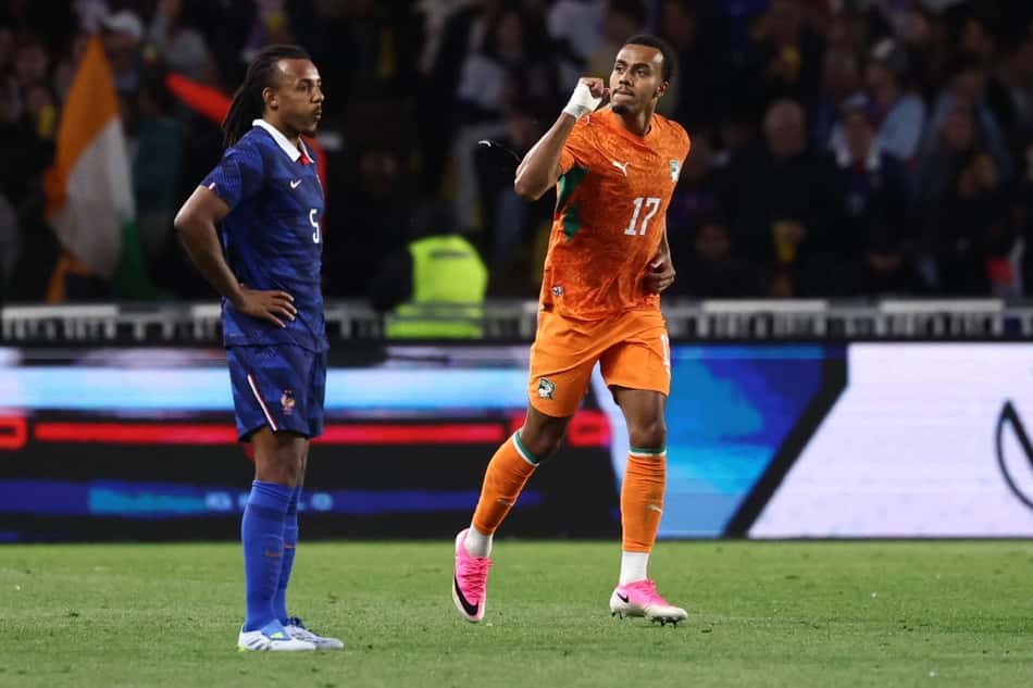 Doué comemora gol marcado pela Costa do Marfim sobre a França, enquanto Koundé lamenta