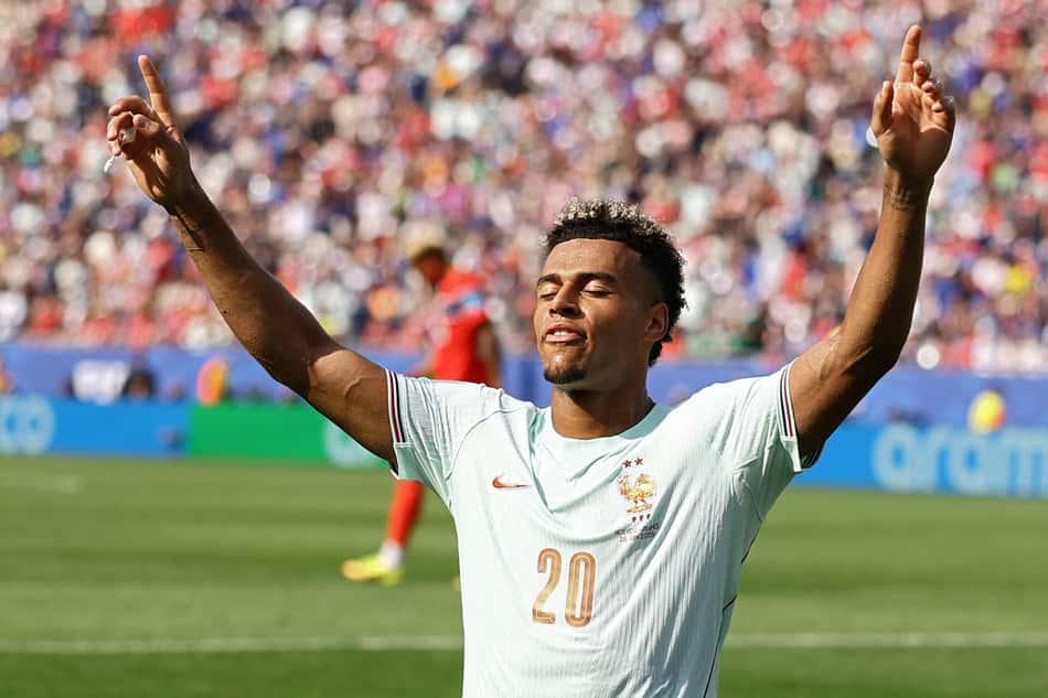 Doué ergue os braços para comemorar gol pela França contra a Noruega na Copa do Mundo
