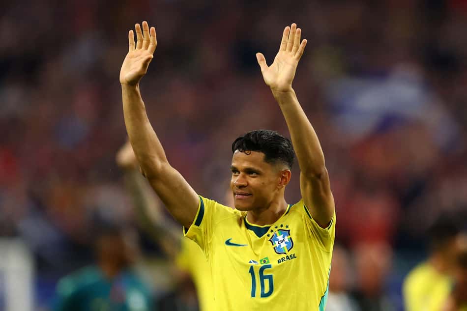 Douglas Santos em ação pelo Brasil contra a Escócia na Copa do Mundo