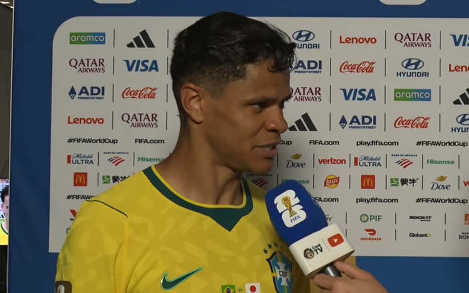 Douglas Santos fala ao microfone em entrevista após o fim de Brasil x Japão no gramado do NRG Stadium