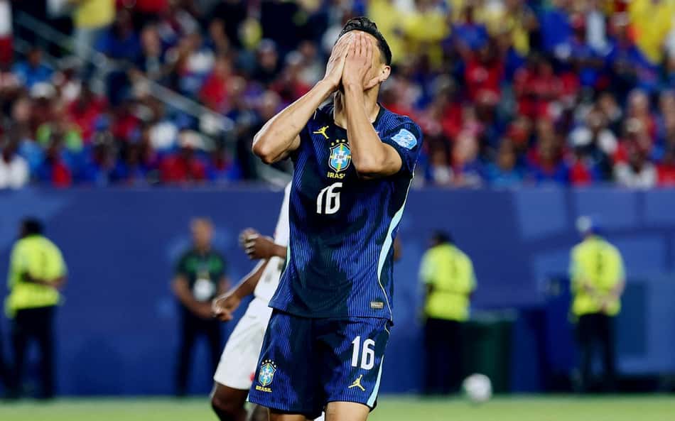 Douglas Santos se lamenta por chance desperdiçada em Brasil x Haiti