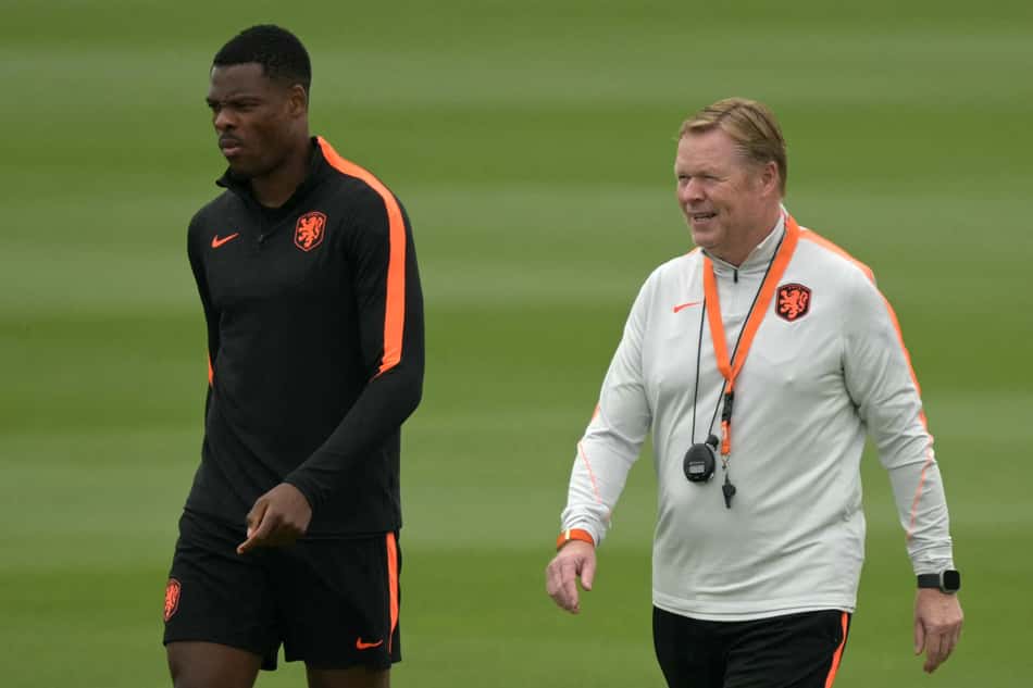 Dumfries e Koeman durante treino da Holanda