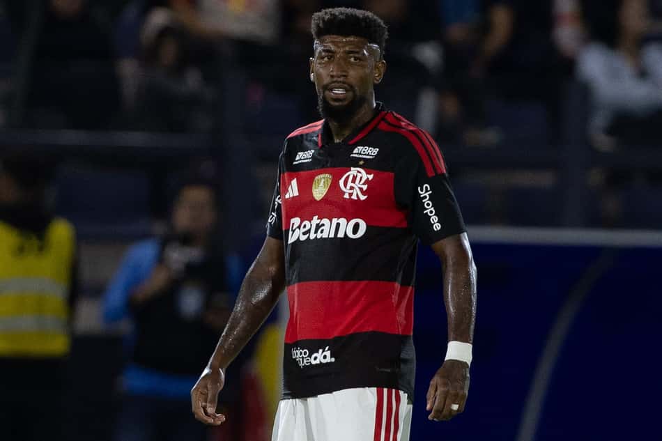 Emerson Royal durante partida do Flamengo em jogo fora de casa